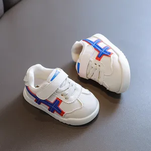 Weiße atmungsaktive Lauflernschuhe für Kleinkinder mit weicher Gummisohle und Kreuzmuster