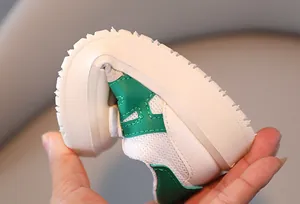 Primer plano de zapatilla infantil flexible con suela blanda para mayor comodidad