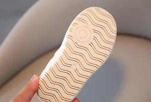 Detalle en primer plano de la suela antideslizante de zapatillas infantiles talla 24