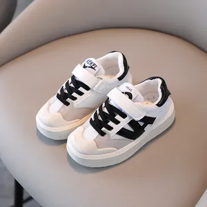 Zapatillas deportivas de malla transpirable para niños en blanco y negro con suela
