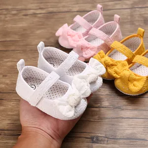 Détails de chaussures de princesse pour bébé en dentelle blanche, rose et jaune
