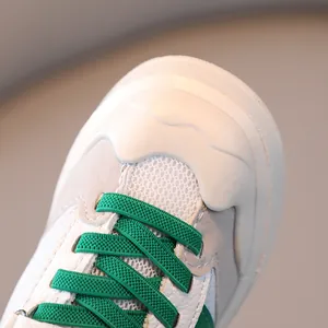 Zapatillas de malla transpirable para niños con puntera anti-golpes y cordones verdes