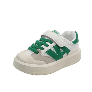 Zapatillas de malla transpirable blanco y verde para niños con cierre de velcro