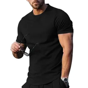 Primo piano di t-shirt da uomo girocollo a maniche corte in nero, vestibilità estiva comoda