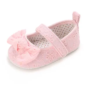 Vue détaillée de chaussure de princesse rose pour bébé avec broderie florale et nœud