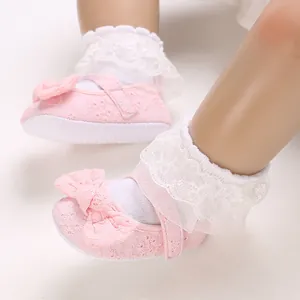 Gros plan détaillé de chaussures de princesse rose pour bébé avec dentelle et nœud