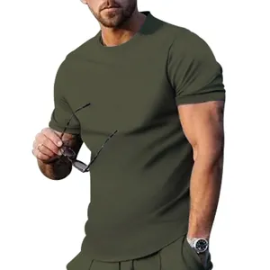 Dettaglio ravvicinato di una t-shirt da uomo verde oliva a girocollo con vestibilità atletica