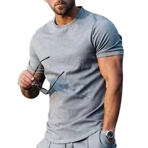 Vista dettagliata di una t-shirt grigia da uomo a girocollo con trama fine