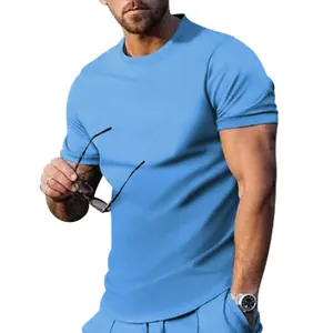 Dettaglio della maglietta azzurra da uomo con scollo a giro per uno stile estivo