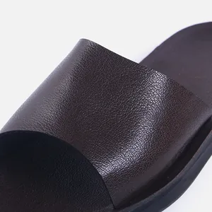 Λεπτομερής όψη από καφέ παντόφλες από δέρμα PU με ανάγλυφο λουράκι και άνετη σόλα
