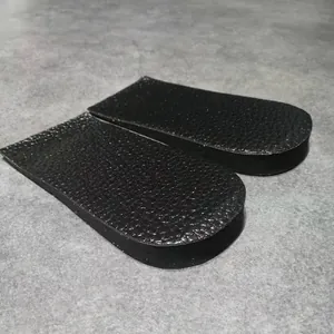 Détail de la texture cuir noir et de la base en mousse épaisse de la semelle