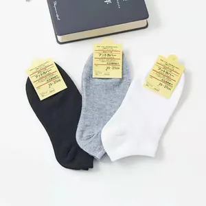 Lot de trois paires de chaussettes basses en coton respirant en noir, gris et blanc.