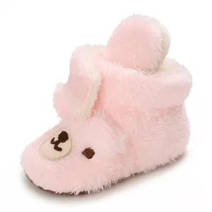Detailansicht der rosa Plüsch-Babystiefel mit niedlichem besticktem Bärengesicht