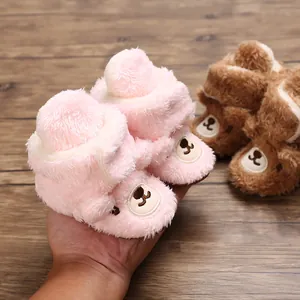 Detailansicht süßer Baby-Plüschstiefel mit Bärenmotiv in Rosa und Braun