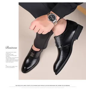 Nahaufnahme schwarzer spitzer Leder-Business-Schuhe getragen zu formeller Kleidung