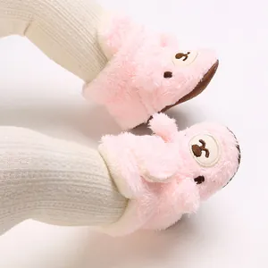 Detailansicht von rosa Plüsch-Babyschuhen mit niedlichem Bärengesicht für Neugeborene