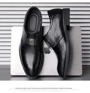 Detailansicht schwarzer Business-Lederschuhe mit Krokodilstruktur für formelle Anlässe