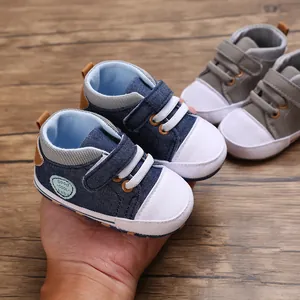 Gedetailleerde weergave van casual zachte canvas baby loopschoentjes in blauw en grijs.
