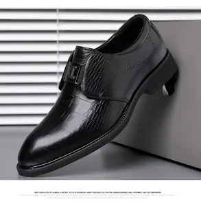 Detailansicht von schwarzen Herren-Business-Schuhen aus Leder mit Krokodil-Prägung.