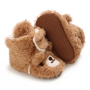 Nahaufnahme von niedlichen Bären-Plüsch-Babyschuhen mit rutschfester Sohle für Babys.