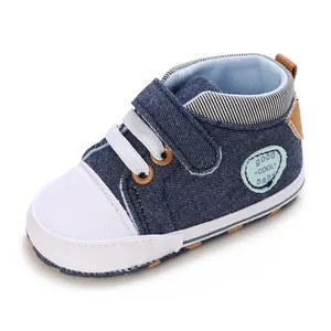 Zijdetail van marineblauwe denim baby-loopschoenen met zachte zool voor jongens