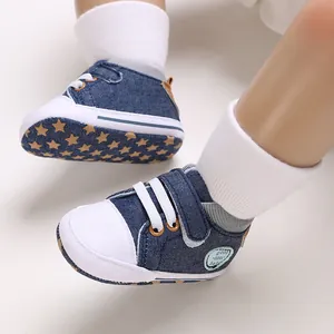 Detailweergave van blauwe denim baby-loopschoentjes met zachte antislip sterren-zool.