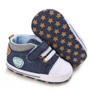 Detailopname van baby canvas wandelschoenen met blauwe denim en sterrenpatroon