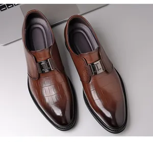 Detailansicht brauner Leder-Business-Schuhe mit Krokoprägung und Metallschnalle.
