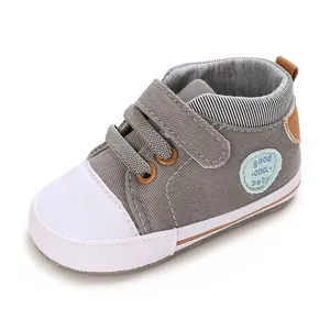 Casual grijze canvas babyschoen met zachte zool en beschermende witte neuskap (81 chars)
