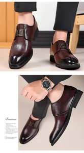 Detailansicht der burgunderroten Business-Schuhe für Herren mit feiner Krokoprägung
