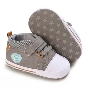 Detailweergave van grijze canvas babyschoenen met zachte zolen en een sterrenpatroon