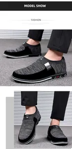 Vue rapprochée de mocassins décontractés pour hommes en maille grise et noire.