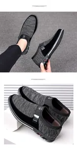 Détail de chaussures sans lacets en tricot gris pour hommes avec empiècements noirs