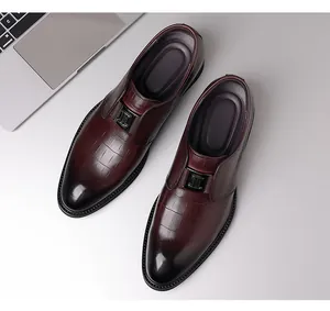 Nahaufnahme weinroter Business-Lederschuhe für Herren mit Krokodilstruktur