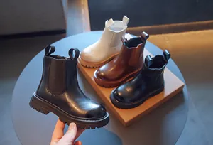 Détails des bottines Chelsea de style britannique pour enfants en noir, blanc et marron