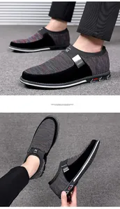 Gros plan de baskets décontractées en Fly-Knit avec une boucle métallique latérale stylée