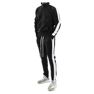 Vue latérale d'un survêtement de sport noir pour homme avec larges bandes blanches