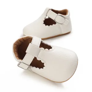 Detailansicht weißer Babyschuhe für Mädchen aus PU-Leder mit T-Riemen und Wellenkanten