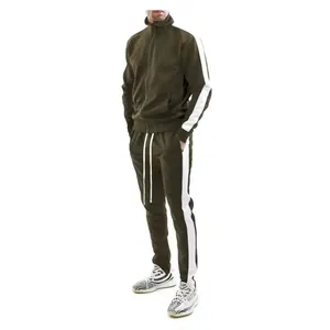 Vue détaillée d'un ensemble de survêtement de sport vert olive avec bandes blanches