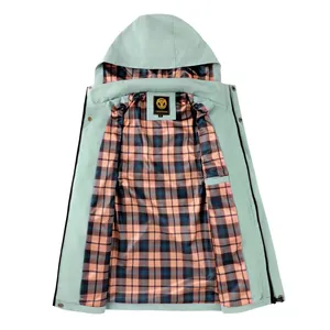 Detailopname van de binnenkant van een herenparka met ruitjesvoering en een merketiket erop.