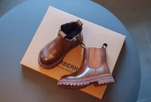 Bottines marron pour enfants de style britannique avec fermeture éclair sur boîte