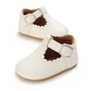 Nahaufnahme weißer PU-Leder Babyschuhe für Mädchen mit dekorativem Wellenrand