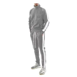 Vue d'ensemble du survêtement gris pour homme avec des bandes latérales blanches