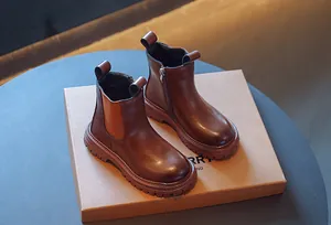 Vue détaillée de bottes Martin marron pour enfants de style britannique avec fermeture éclair