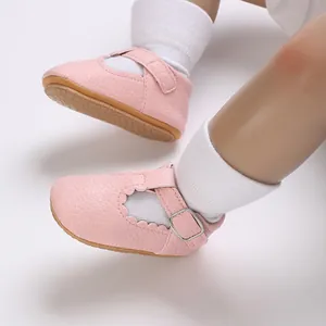 Detailaufnahme von rosafarbenen PU-Leder-Babyschuhen für Mädchen mit Wellenkante