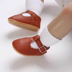 Detailansicht brauner Baby-Lederpumps aus PU mit Wellenrand und silberner Schnalle für Mädchen