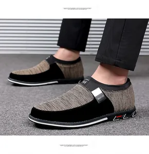 Détail rapproché de mocassins en maille pour hommes avec accents stylés en daim noir.