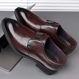 Scarpe classiche da uomo in pelle bordeaux con trama a coccodrillo e fibbia