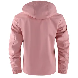 Achteraanzicht van een roze heren vrijetijdsjack met capuchon van winddichte stof voor buiten
