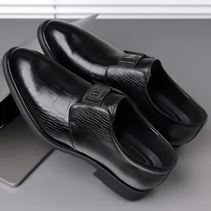 Scarpe classiche da uomo in pelle nera con trama a coccodrillo e fibbia in metallo